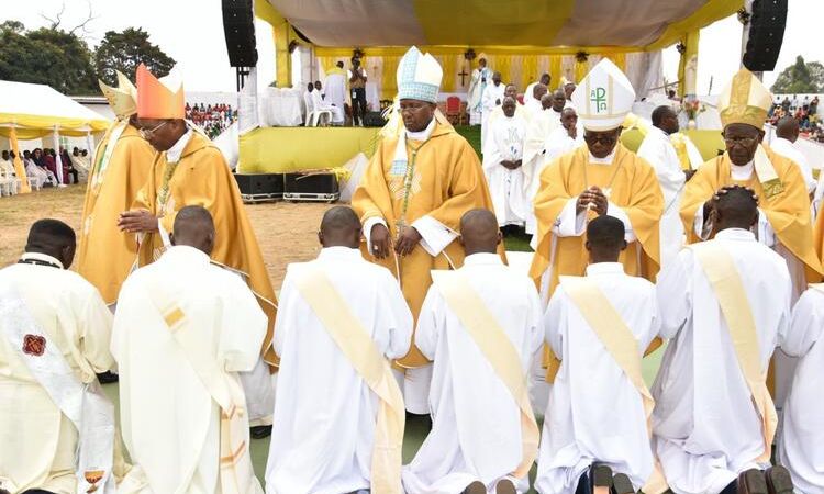 IMPUNDU YA YUBILE Y’IMYAKA 75 N’INGABIRANO Z’ABASASERDOTI MURI DIYOSEZE YA NGOZI